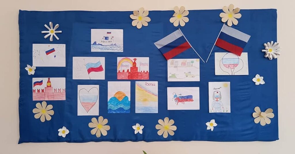 Выставка-рисунков-Белый-синий-красный