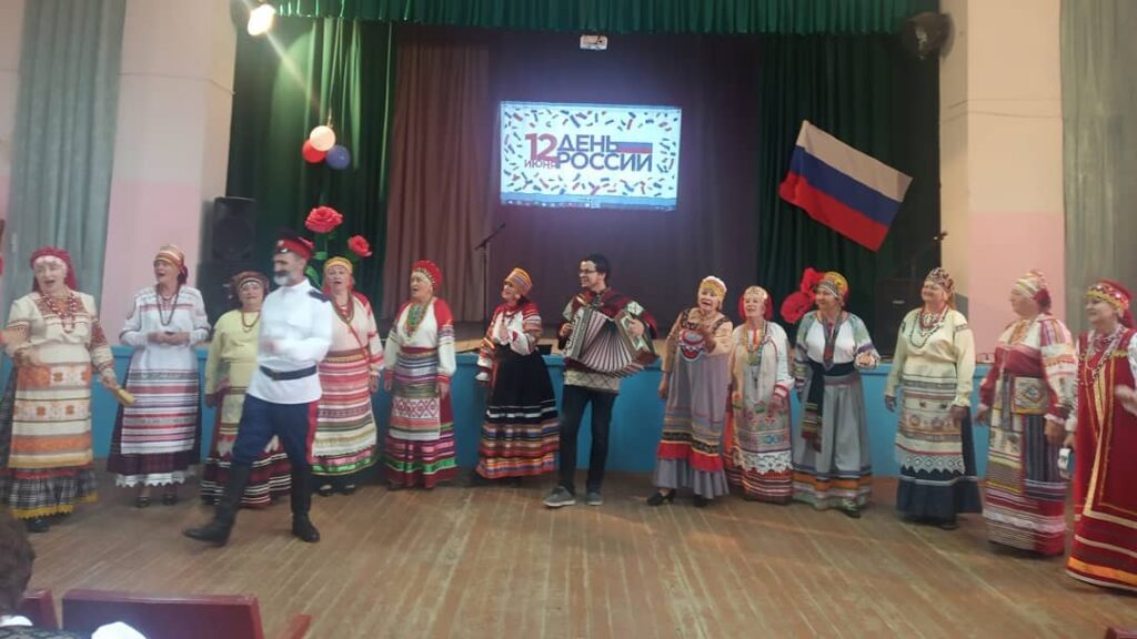 Народный-коллектив-Кручина-ДК-Химик-с-концертной-программой-ко-Дню-России_2
