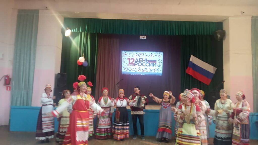Народный-коллектив-Кручина-ДК-Химик-с-концертной-программой-ко-Дню-России_3