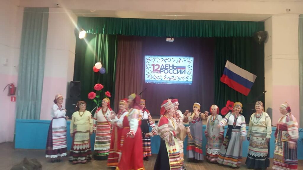 Народный-коллектив-Кручина-ДК-Химик-с-концертной-программой-ко-Дню-России_4