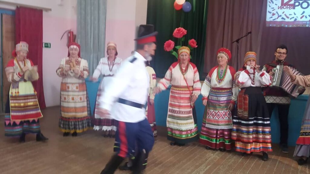 Народный-коллектив-Кручина-ДК-Химик-с-концертной-программой-ко-Дню-России_5